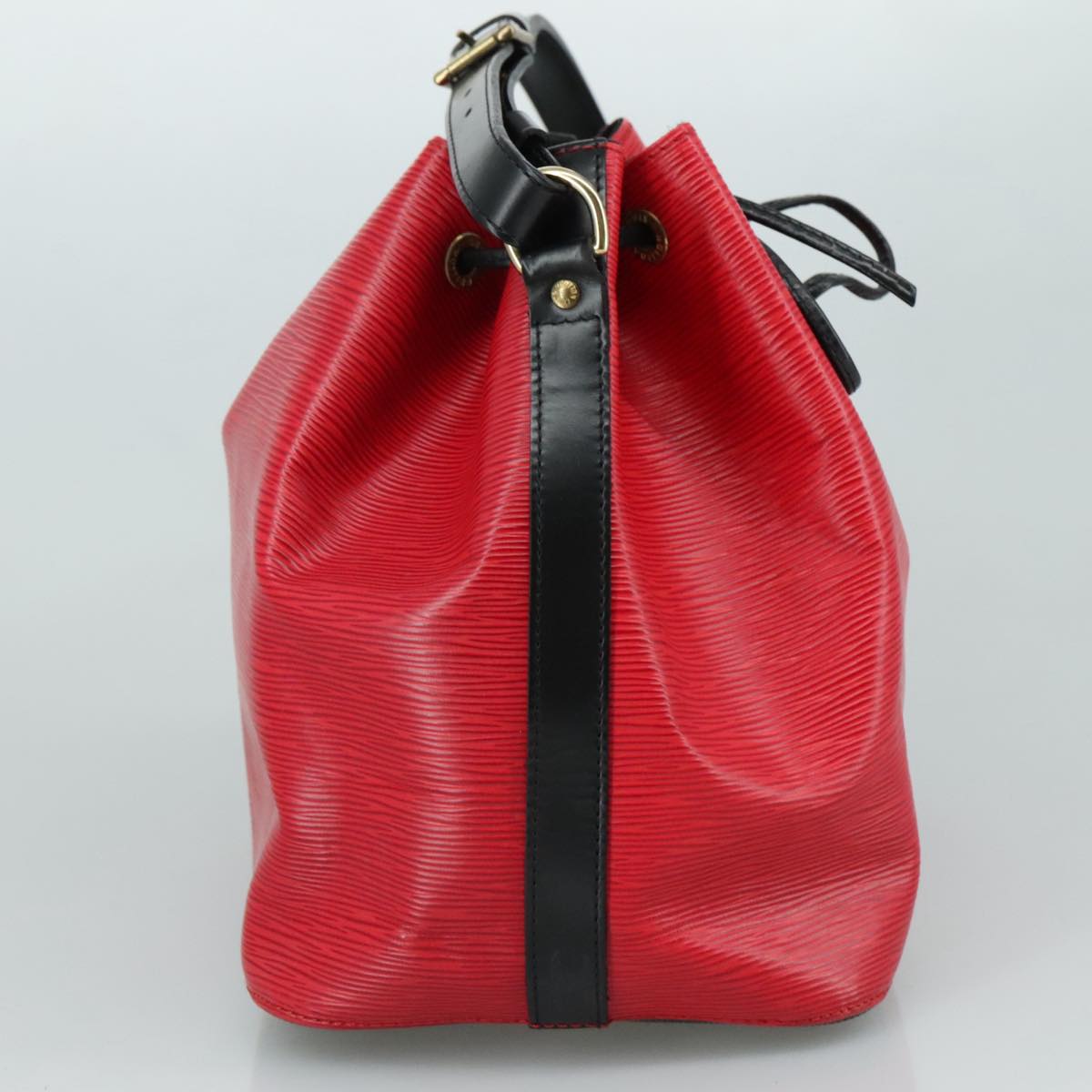 Louis Vuitton Noe Red Leather Shoulder Bag (Pre-Owned)
