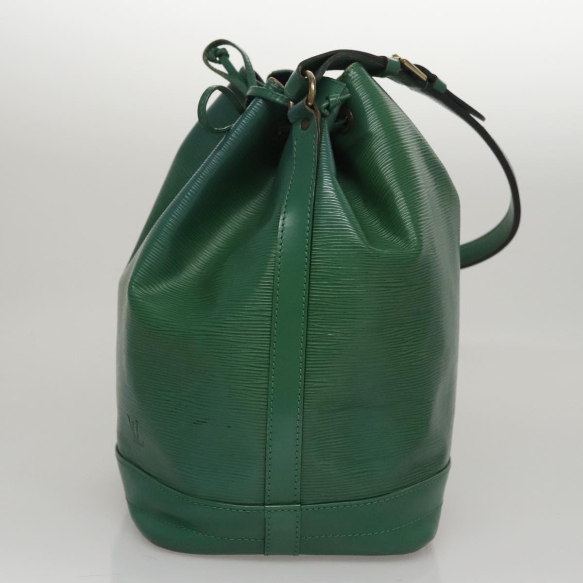 Louis Vuitton Noé Green Leather Shoulder Bag (Pre-Owned)