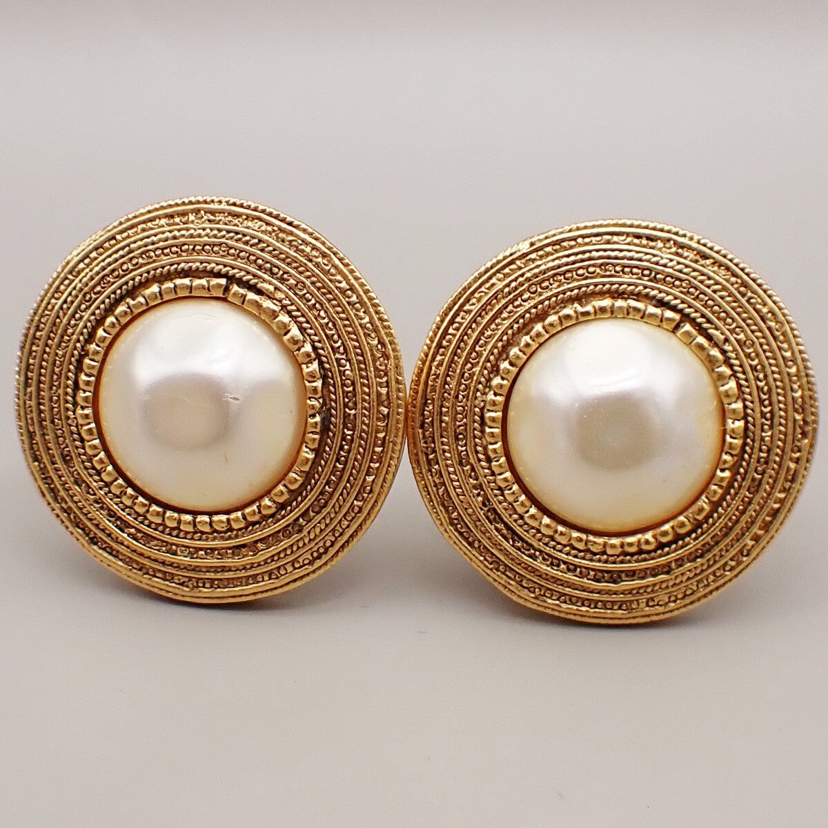 Chanel Vintage Round Clip-On Metal With Faux Pearl Gold Gold_Plated Earrings Jewelry (Pre-Owned)