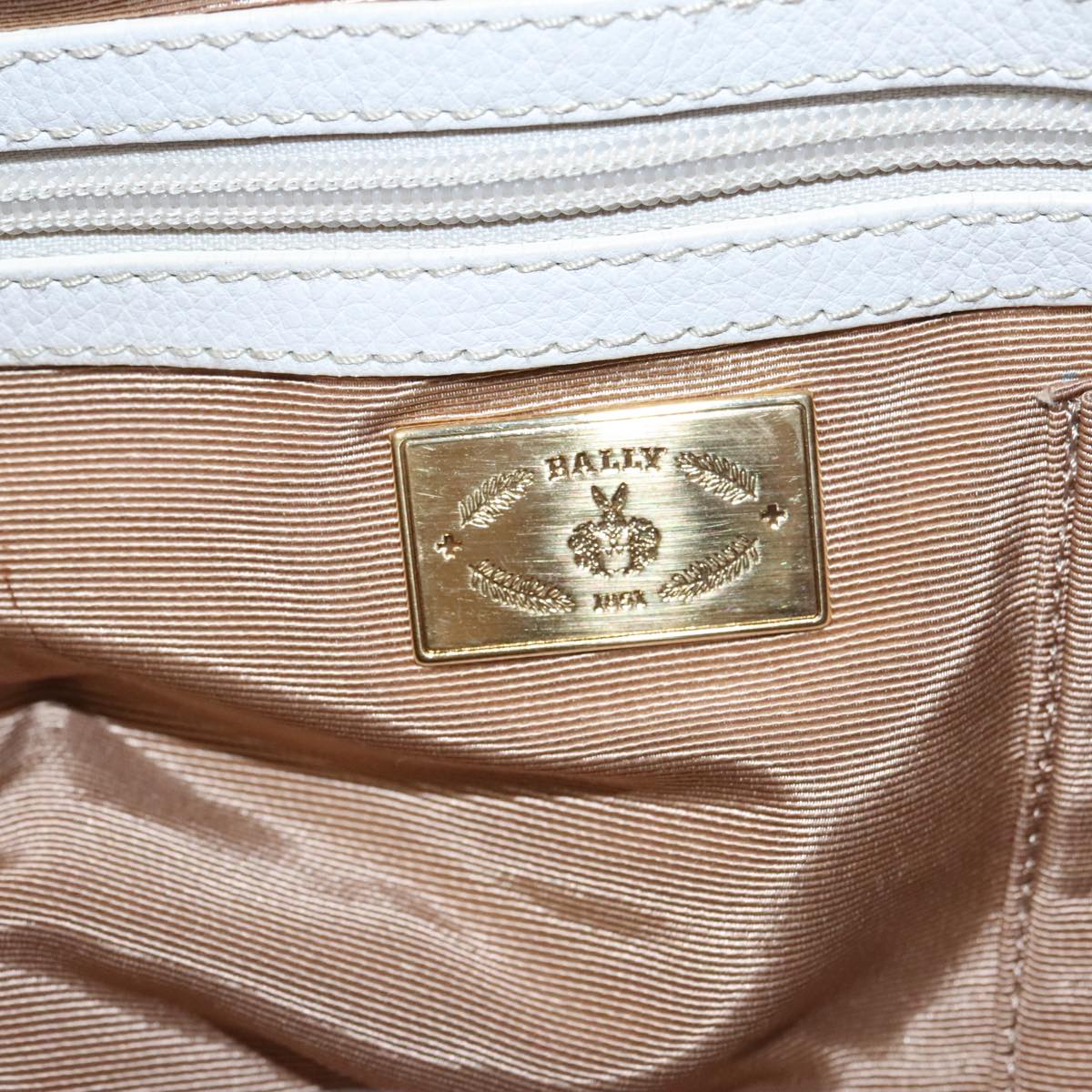 Bally White Leather Handbag (Pre-Owned)