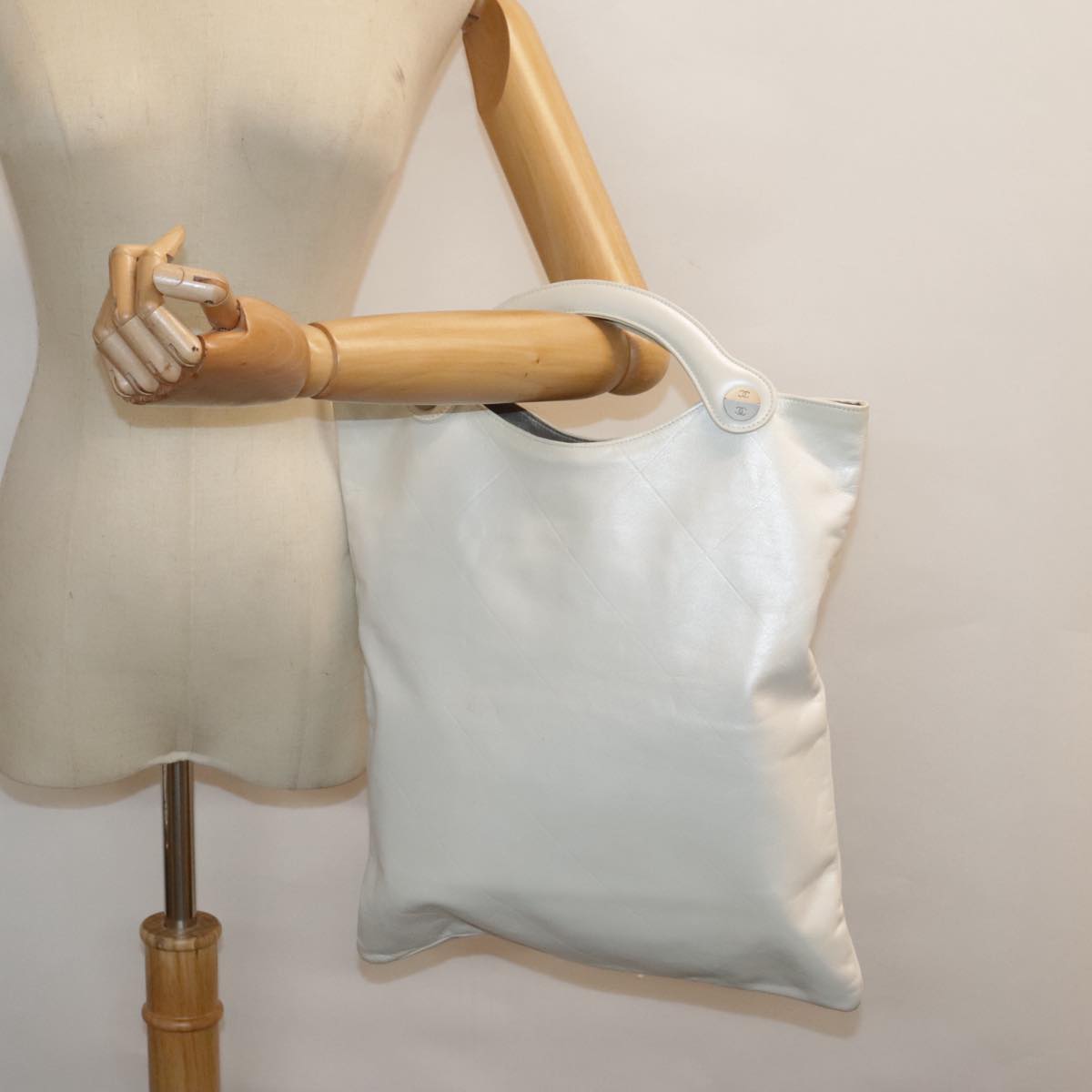 Chanel Matelassé White Leather Handbag (Pre-Owned)