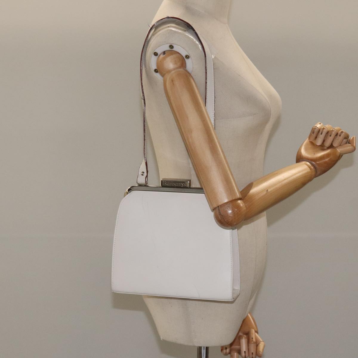 Burberry White Leather Shoulder Bag (Pre-Owned)