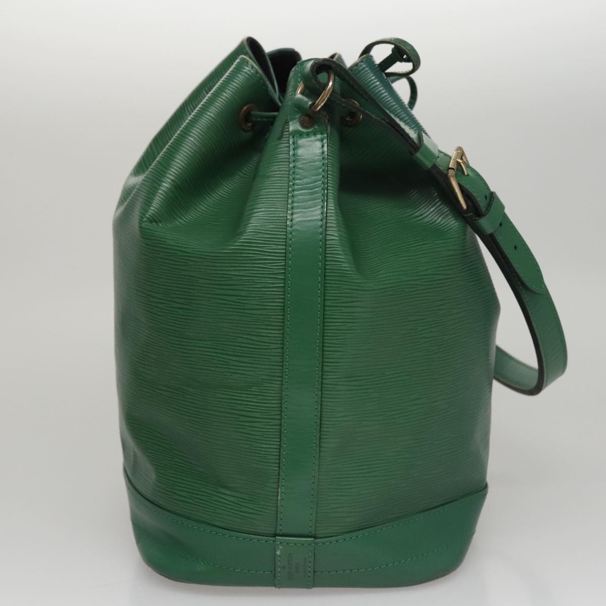 Louis Vuitton Noé Green Leather Shoulder Bag (Pre-Owned)