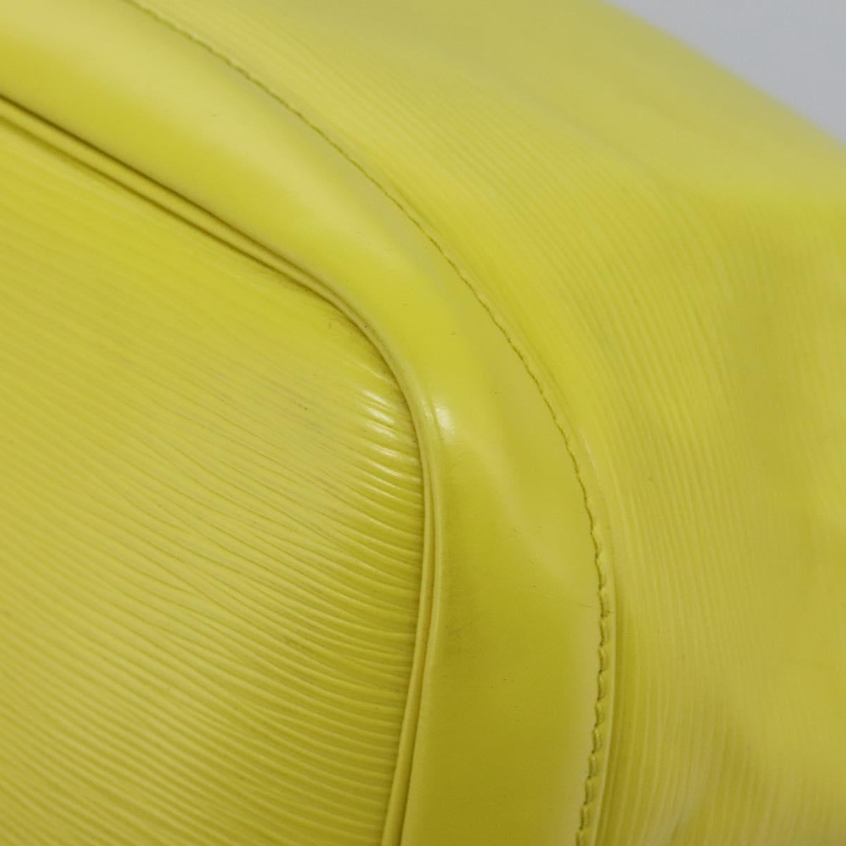 Louis Vuitton Petit Noé Green Leather Shoulder Bag (Pre-Owned)