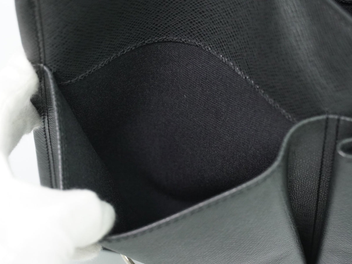 Louis Vuitton Alexei Messenger Taiga Leather Black Leather Shoulder Bag Bag (Pre-Owned)