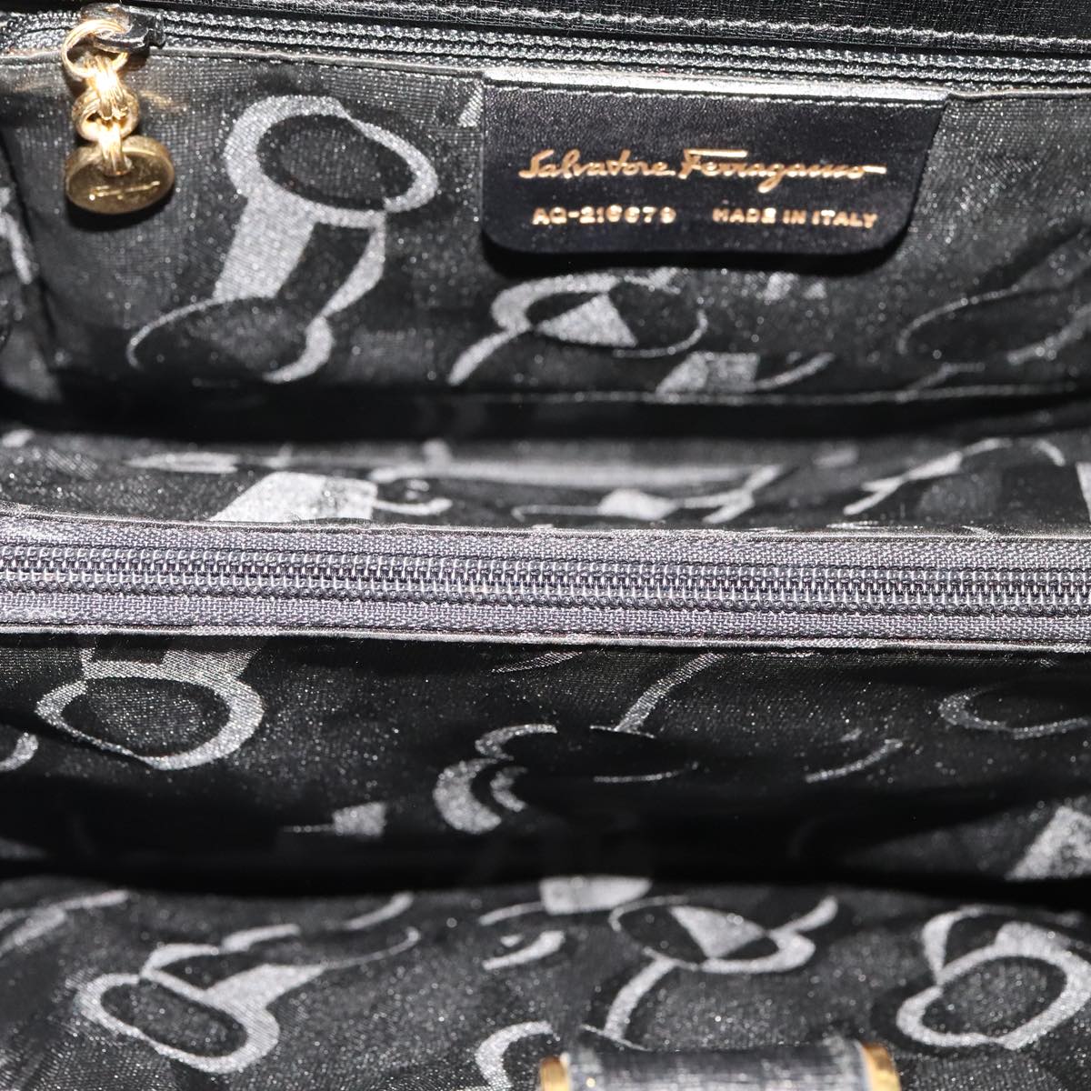 Salvatore Ferragamo Vara Black Leather Shoulder Bag (Pre-Owned)
