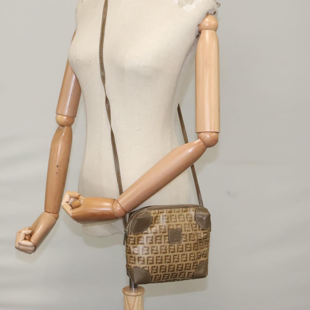 Fendi Beige Canvas Shoulder Bag (Pre-Owned)