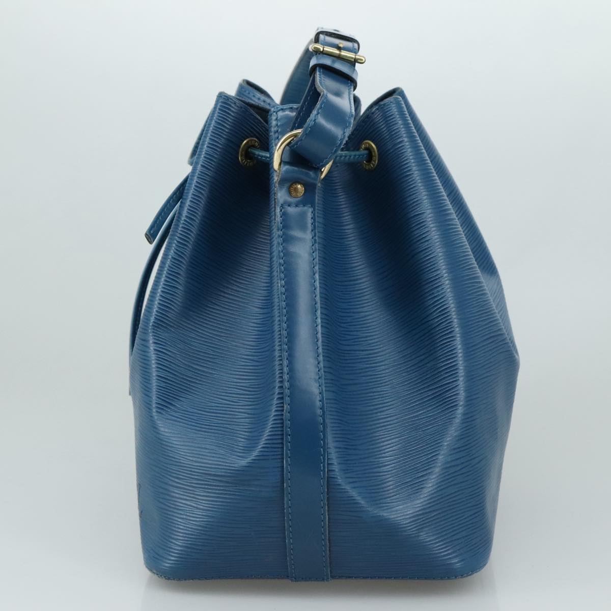 Louis Vuitton Noé Blue Leather Shoulder Bag (Pre-Owned)