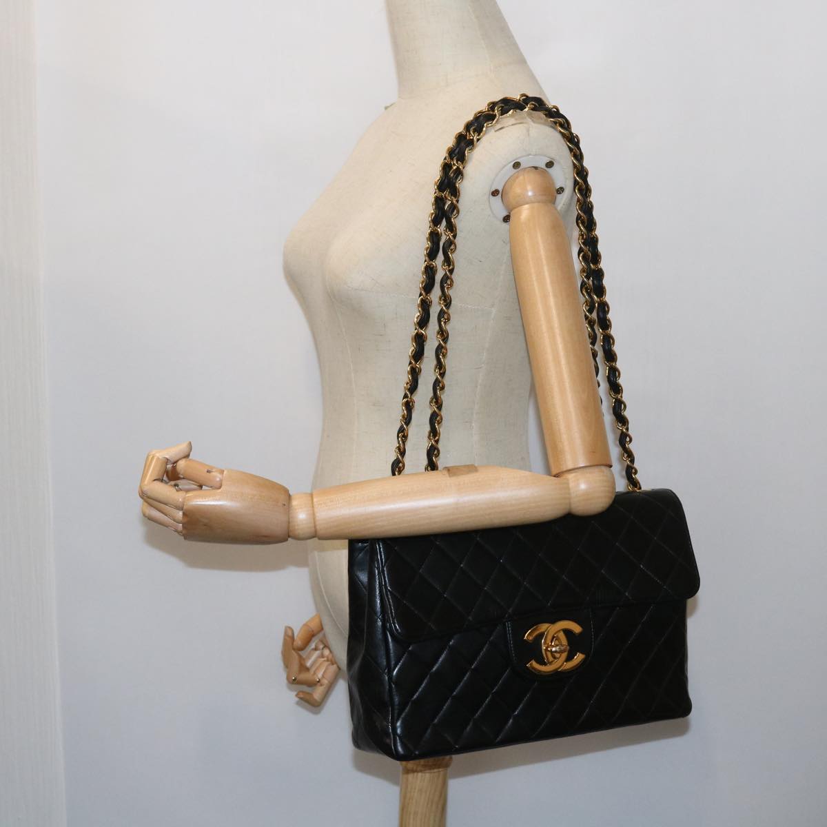 Chanel Black Leather Shoulder Bag (Pre-Owned)
