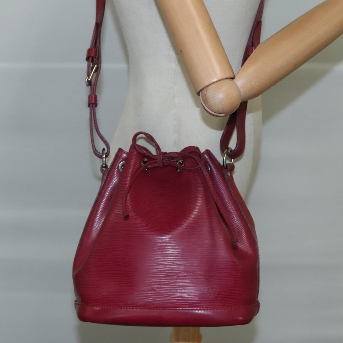 Louis Vuitton Noé Bb Burgundy Leather Shoulder Bag (Pre-Owned)