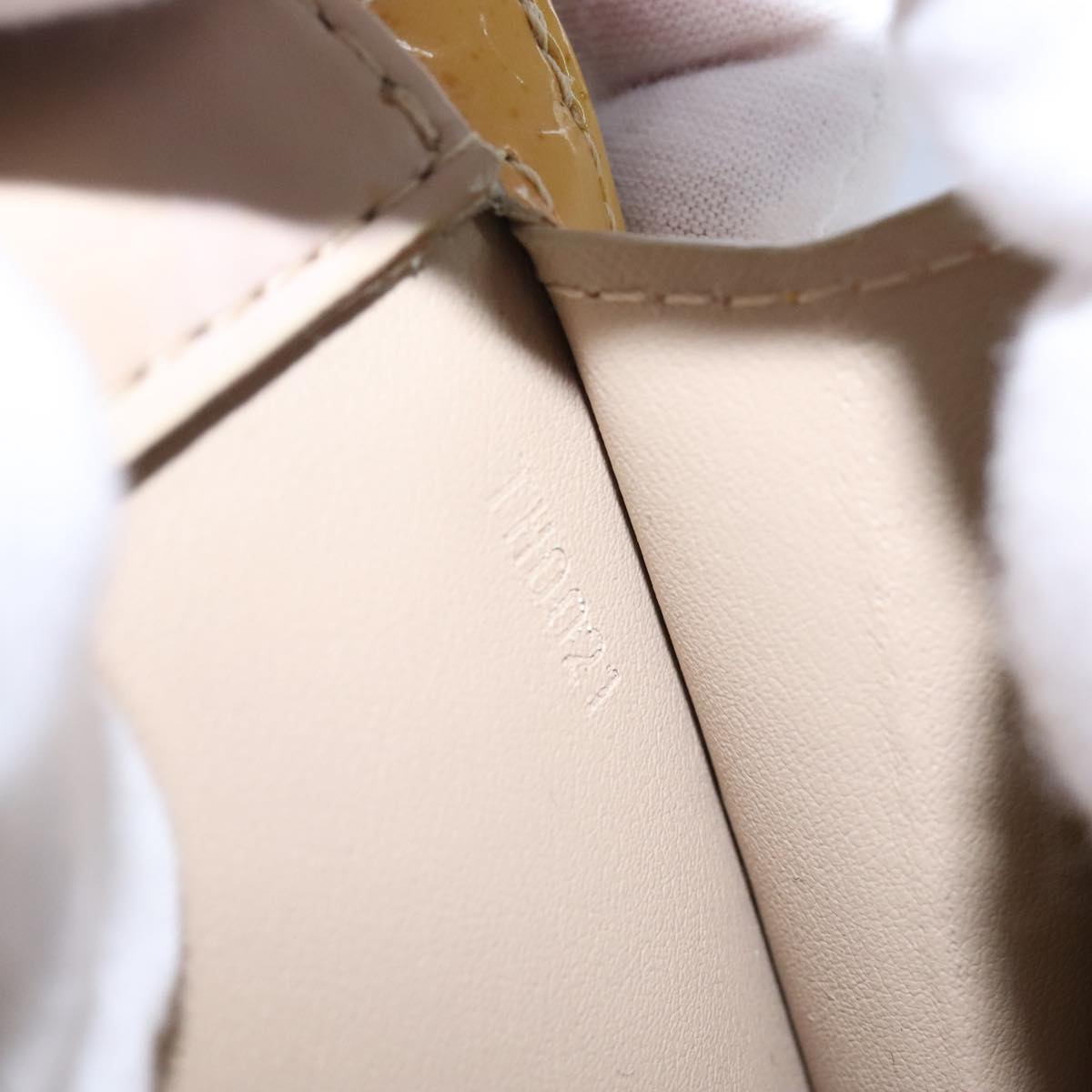 Louis Vuitton Mott Beige Patent Leather Clutch Bag (Pre-Owned)