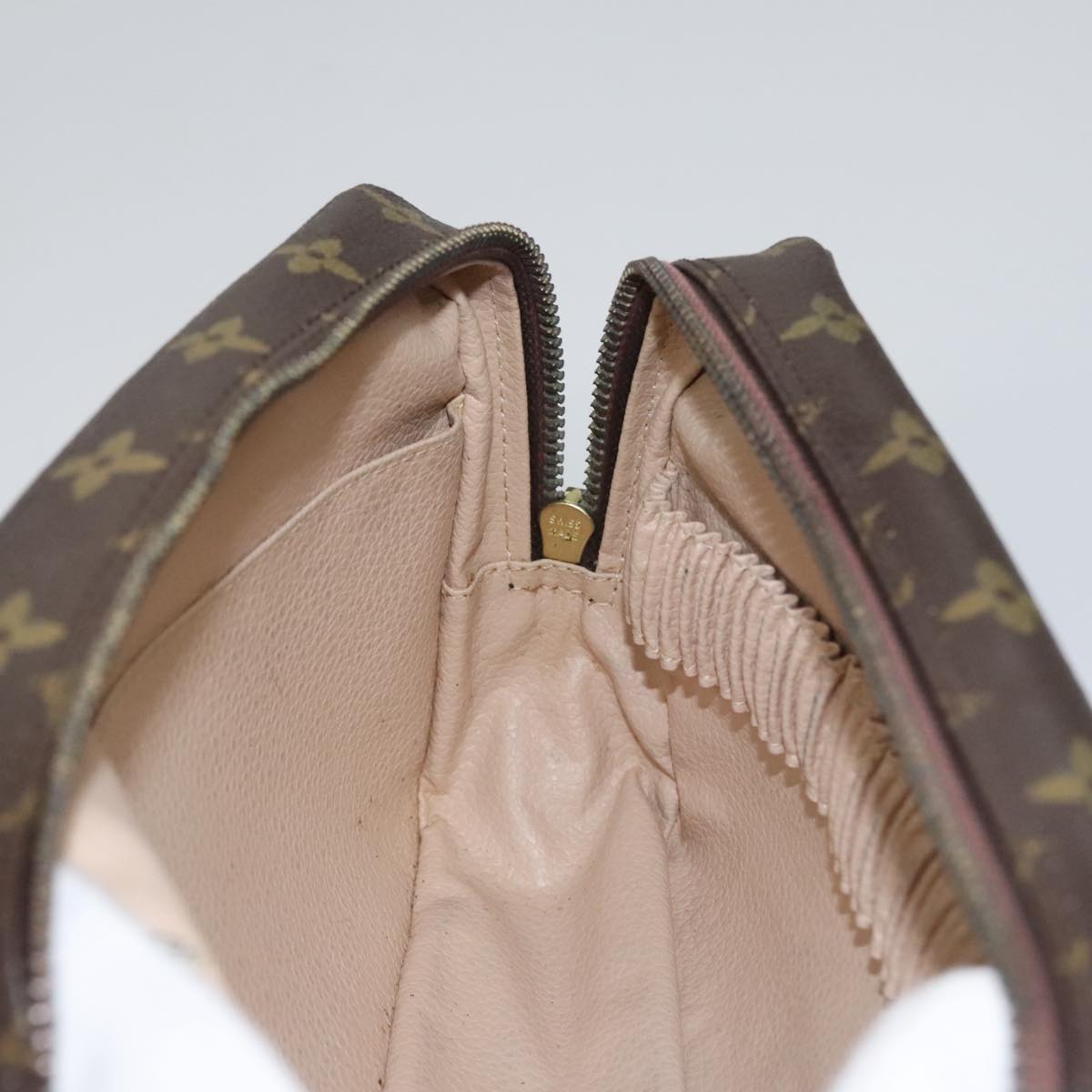 Louis Vuitton Truth Toilette 23 Brown Canvas Clutch Bag (Pre-Owned)