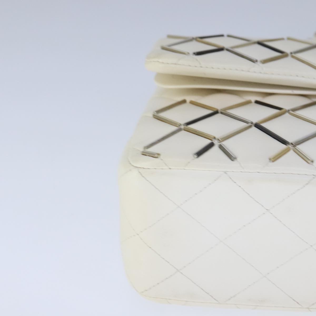 Chanel Timeless White Leather Shoulder Bag (Pre-Owned)