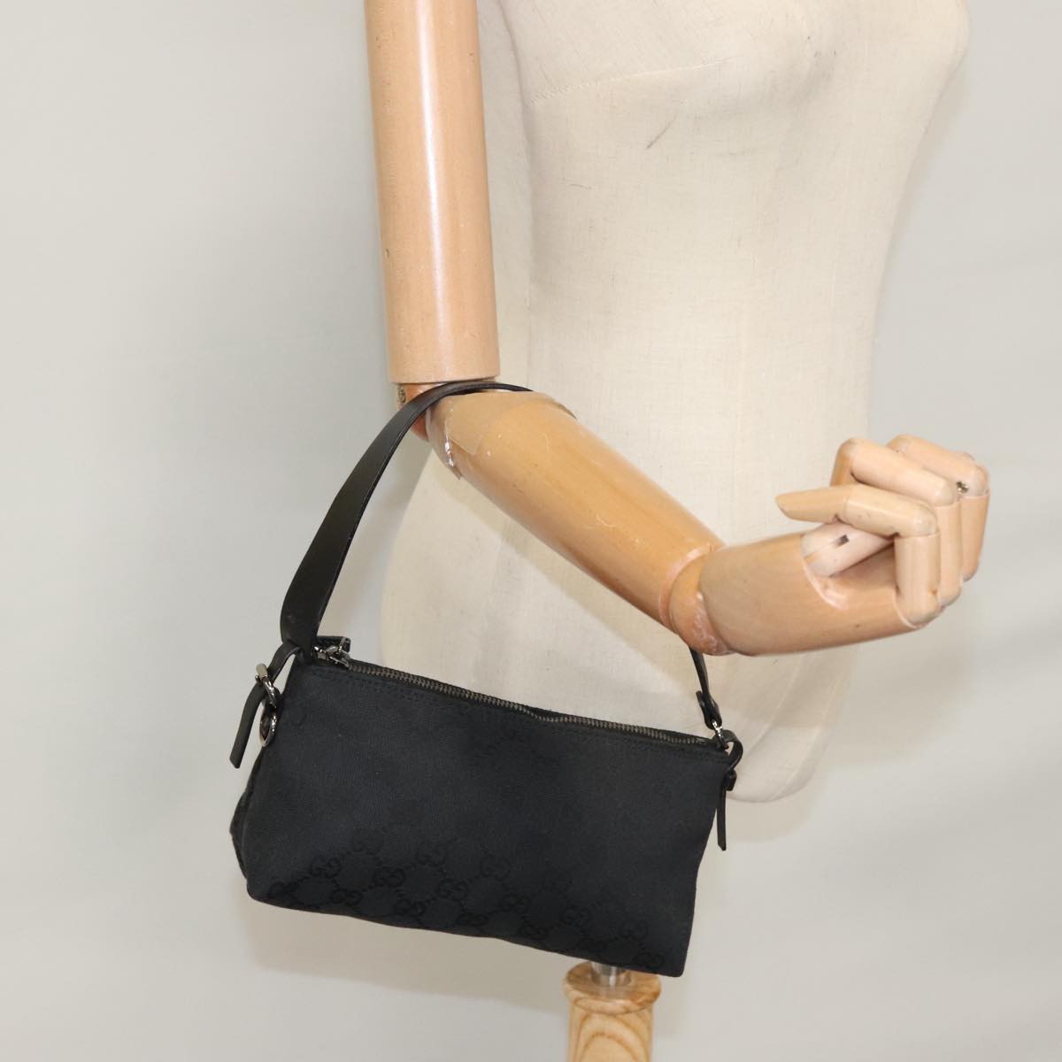 Gucci Gg Canvas Black Canvas Clutch Bag (Pre-Owned)