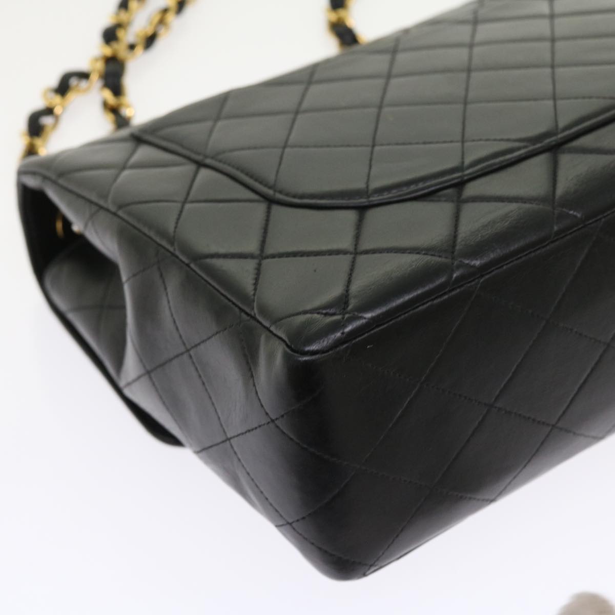 Chanel Black Leather Shoulder Bag (Pre-Owned)