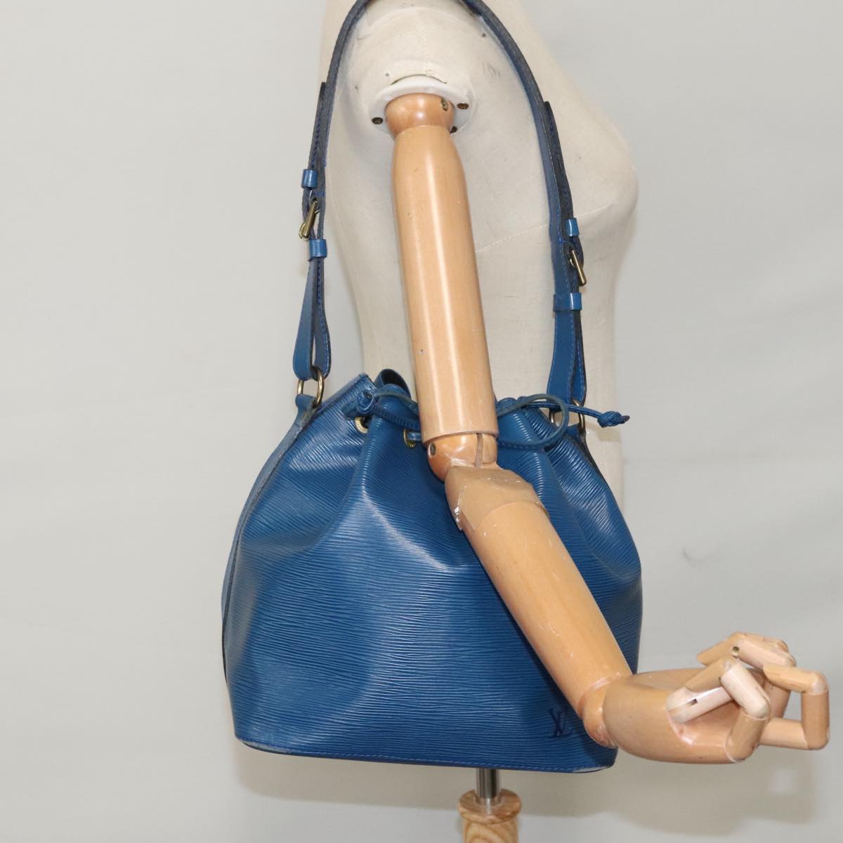 Louis Vuitton Petit Noé Blue Leather Shoulder Bag (Pre-Owned)