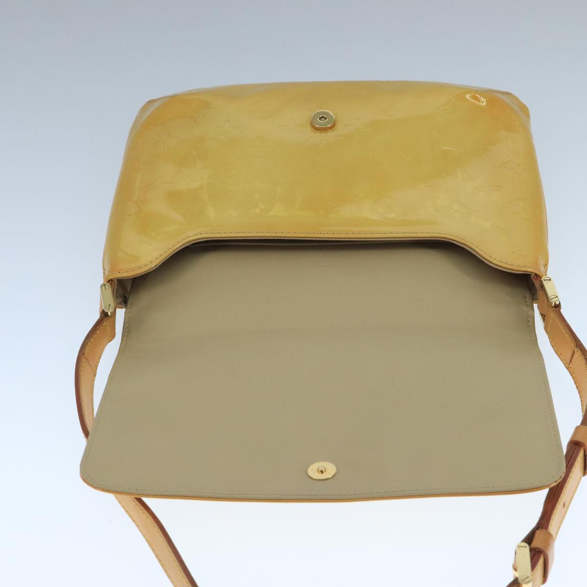 Louis Vuitton Thompson Street Beige Patent Leather Shoulder Bag (Pre-Owned)