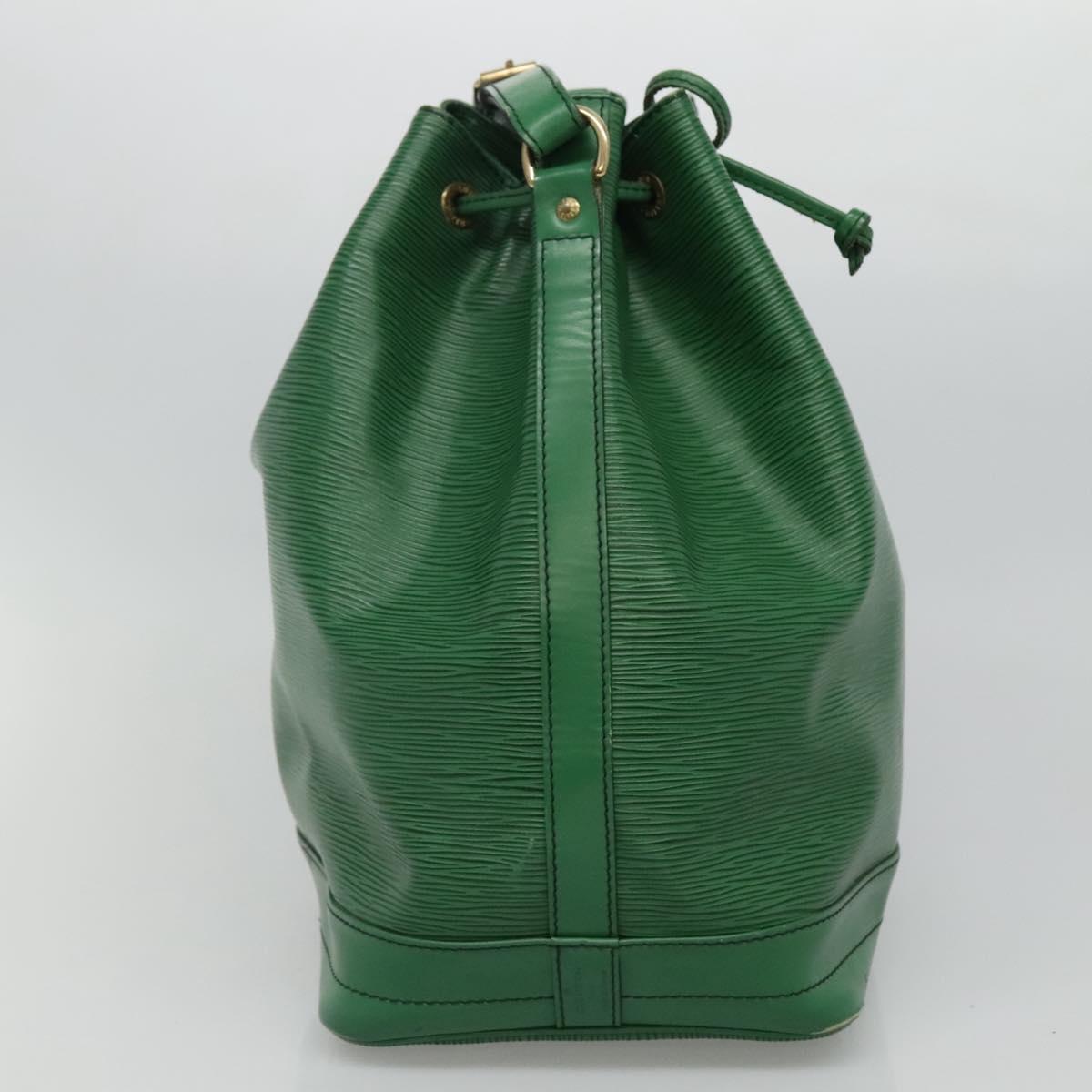 Louis Vuitton Noé Green Leather Shoulder Bag (Pre-Owned)