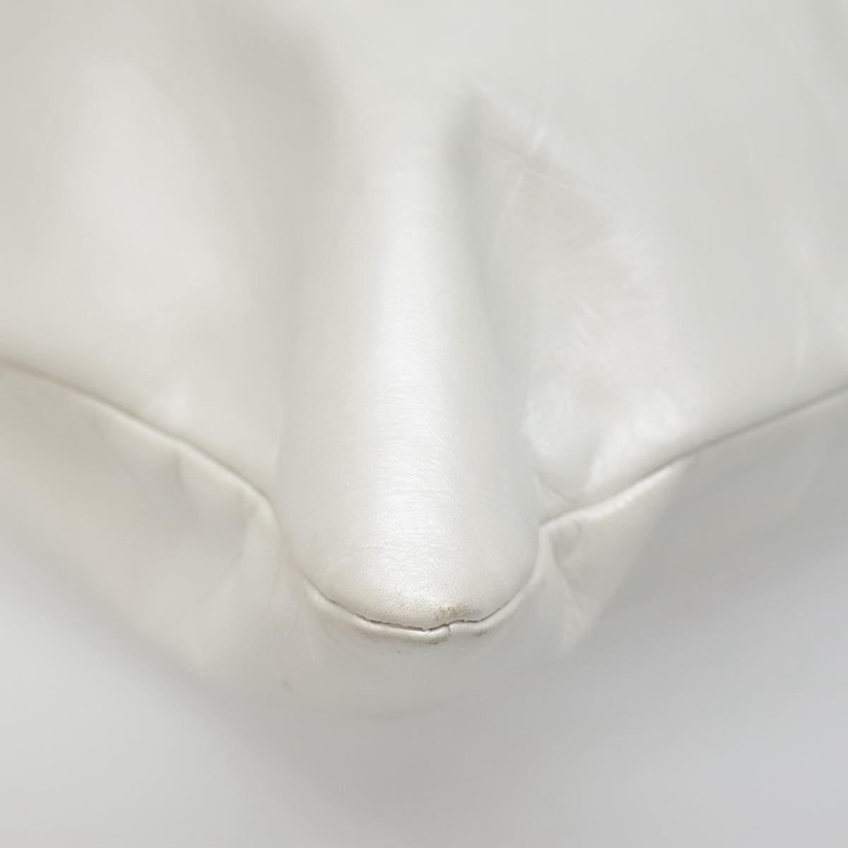 Chanel Matelassé White Leather Handbag (Pre-Owned)