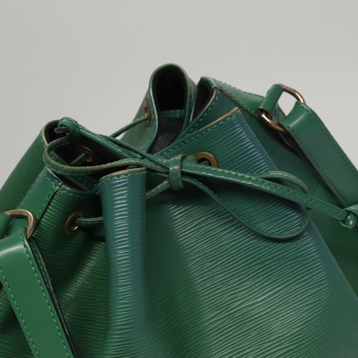 Louis Vuitton Noé Green Leather Shoulder Bag (Pre-Owned)