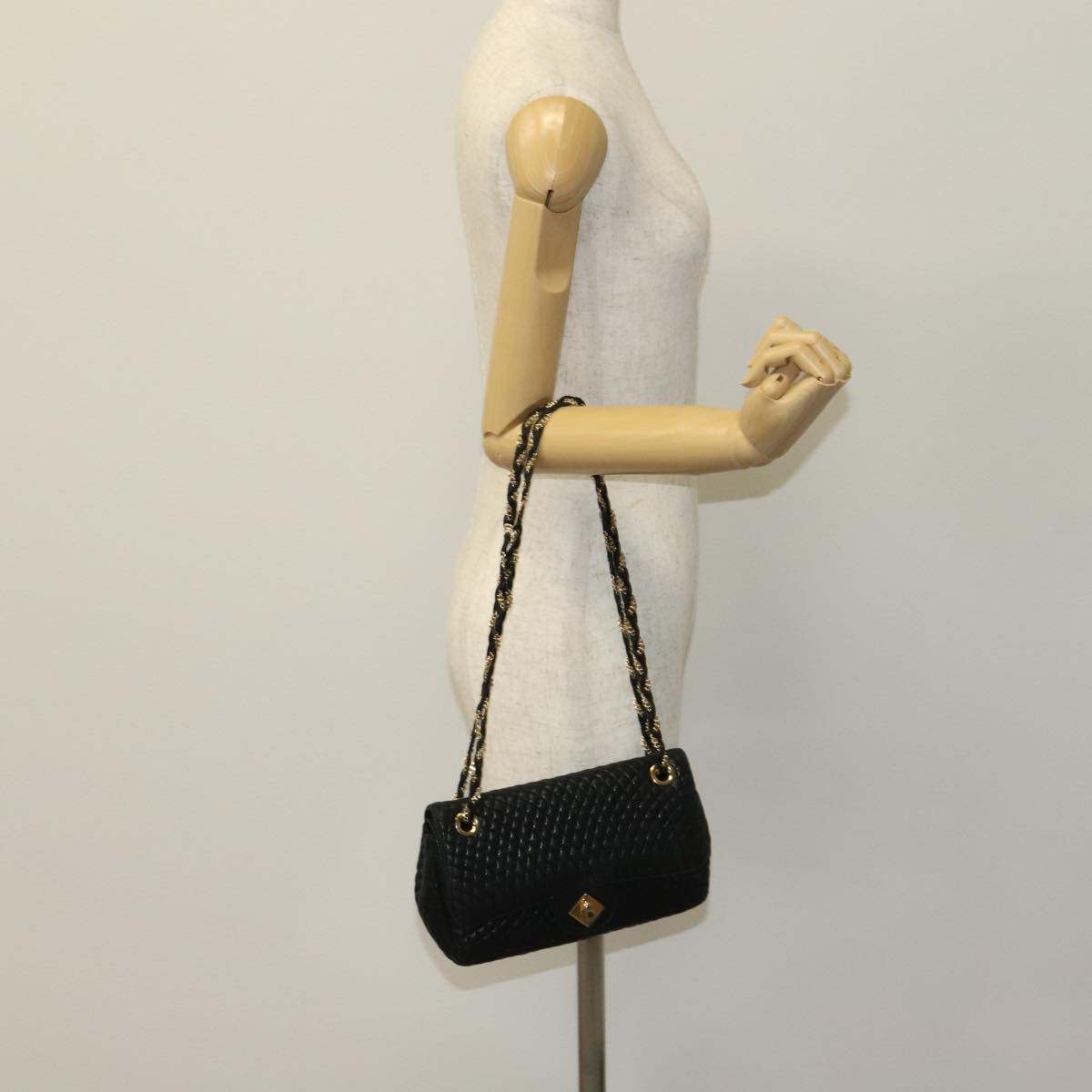 Bally Black Leather Shoulder Bag (Pre-Owned)