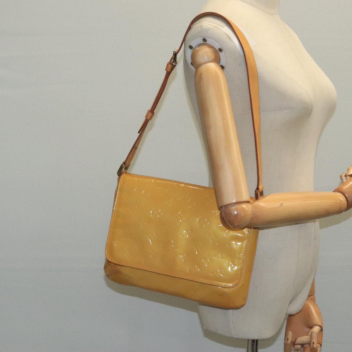 Louis Vuitton Thompson Street Beige Patent Leather Shoulder Bag (Pre-Owned)