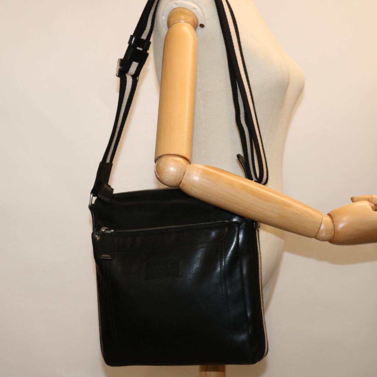 Bally -- Black Leather Shoulder Bag (Pre-Owned)
