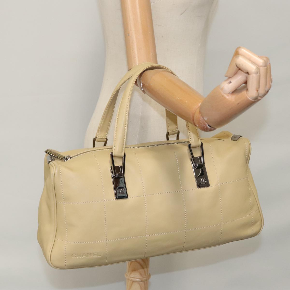 Chanel Chocolate Bar Beige Leather Handbag (Pre-Owned)