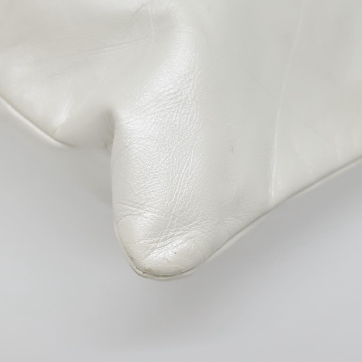 Chanel Matelassé White Leather Handbag (Pre-Owned)