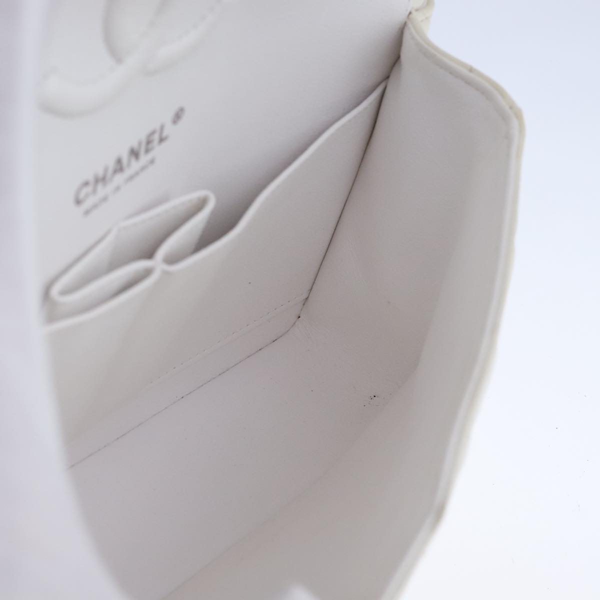 Chanel Timeless White Leather Shoulder Bag (Pre-Owned)
