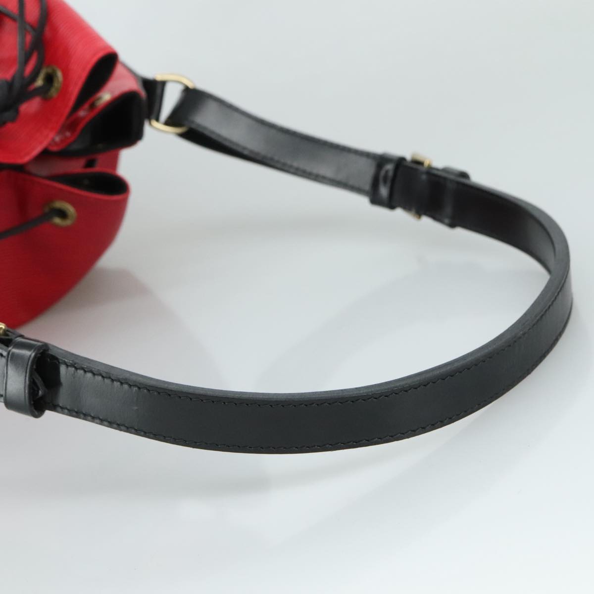 Louis Vuitton Noe Red Leather Shoulder Bag (Pre-Owned)