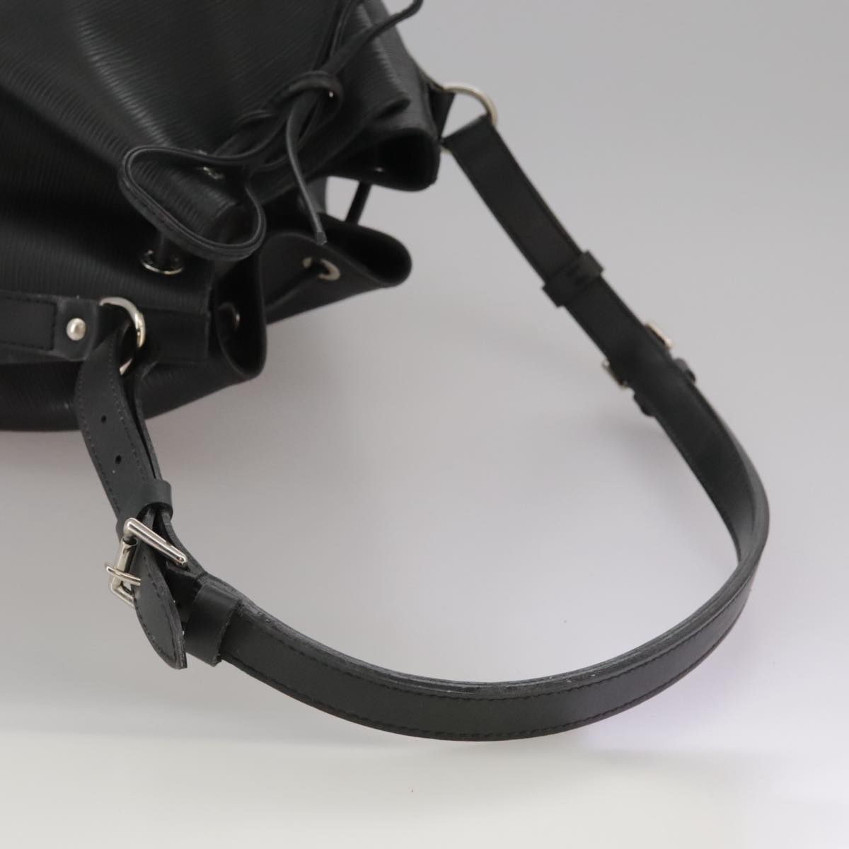 Louis Vuitton Petit Noé Black Leather Shoulder Bag (Pre-Owned)