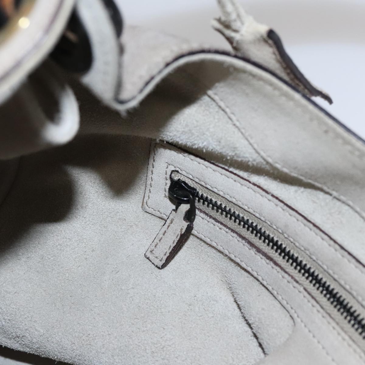 Gucci Carla Grey Suede Shoulder Bag (Pre-Owned)