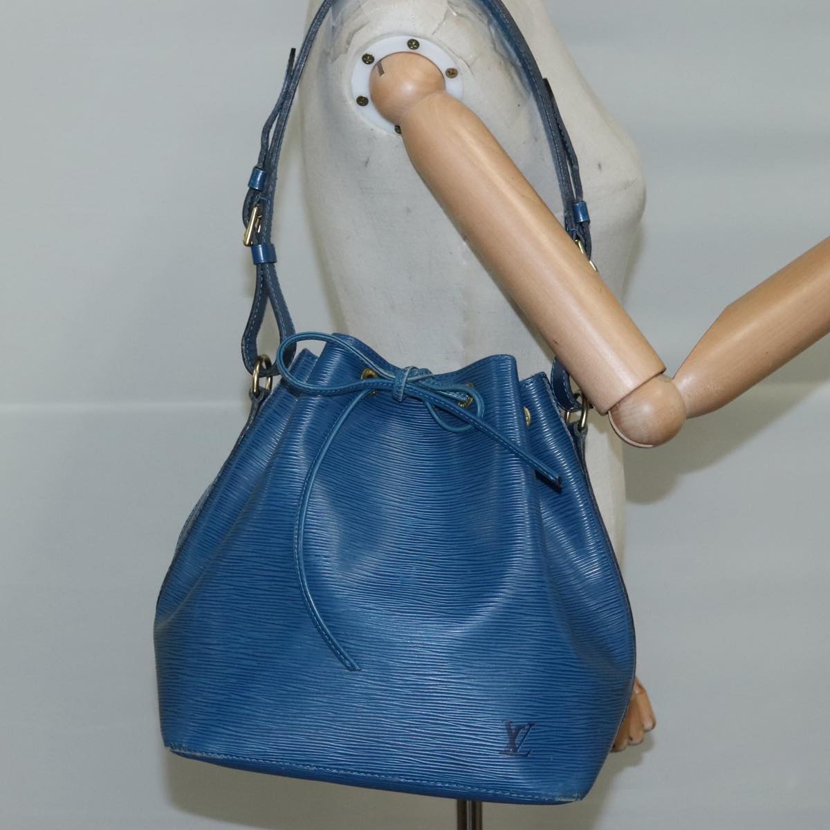 Louis Vuitton Noé Blue Leather Shoulder Bag (Pre-Owned)