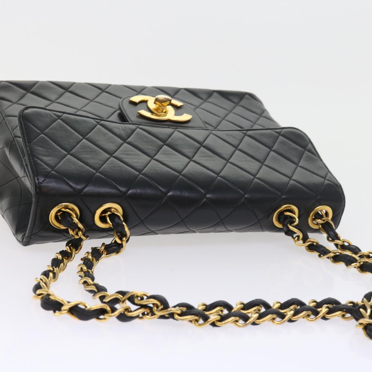 Chanel Black Leather Shoulder Bag (Pre-Owned)