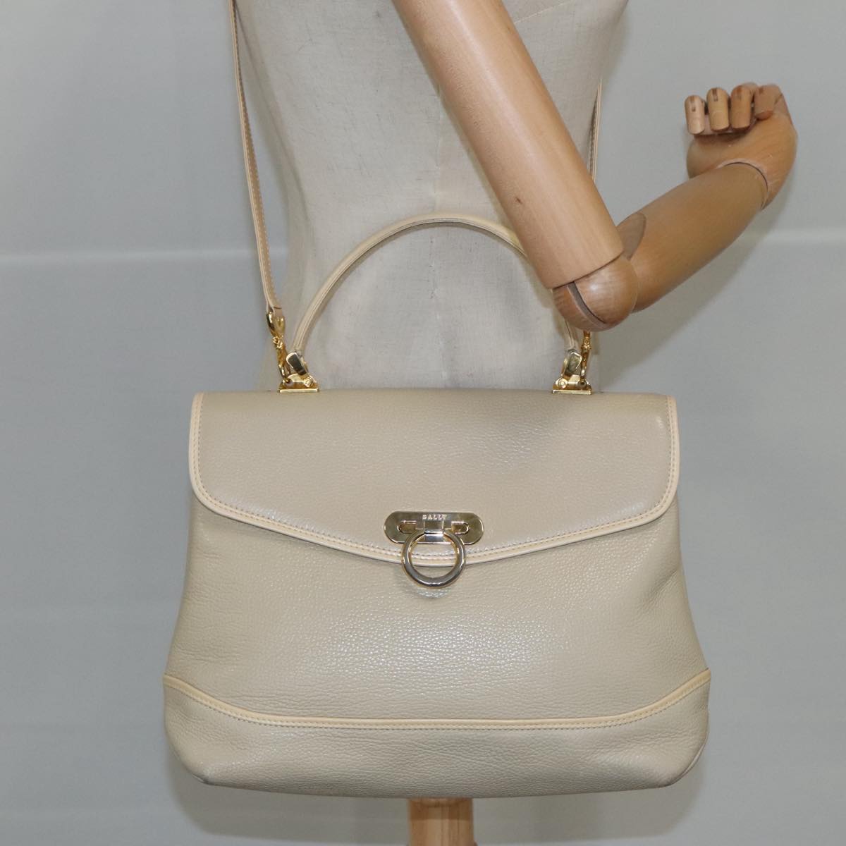 Bally Beige Leather Handbag (Pre-Owned)