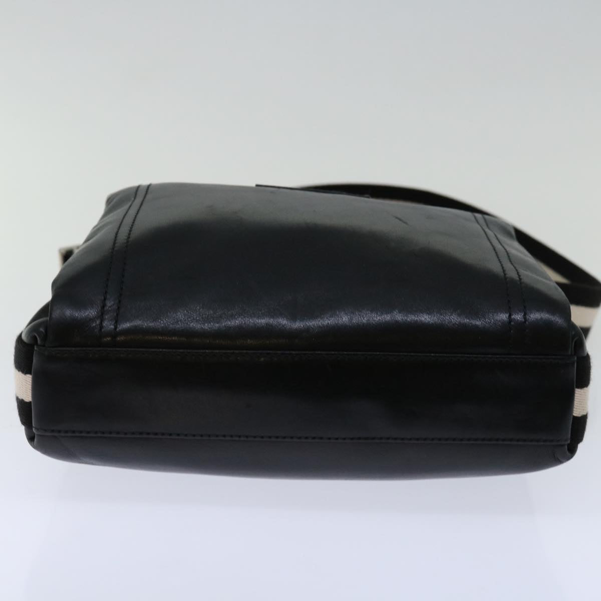 Bally -- Black Leather Shoulder Bag (Pre-Owned)