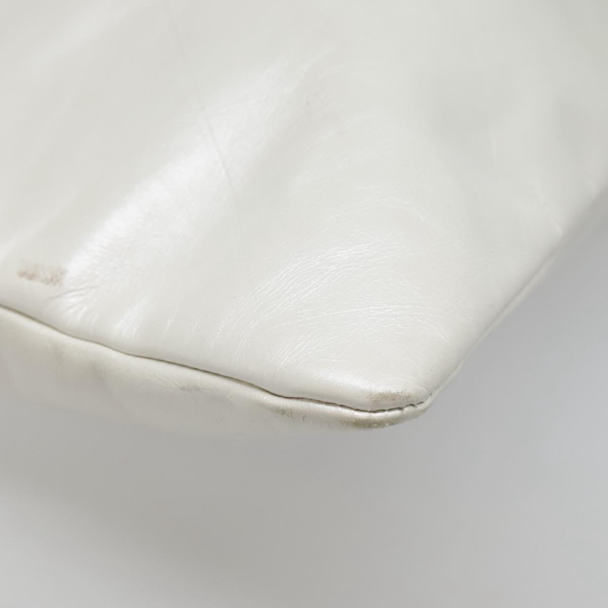 Chanel Matelassé White Leather Handbag (Pre-Owned)