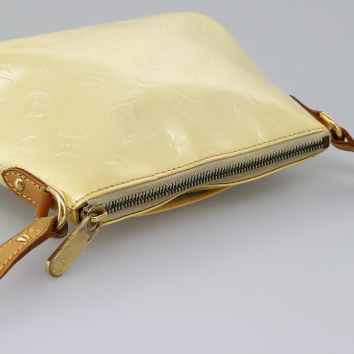 Louis Vuitton Minna Beige Patent Leather Shoulder Bag (Pre-Owned)