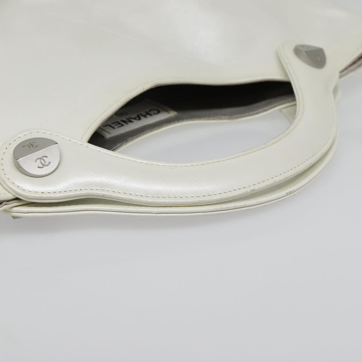 Chanel Matelassé White Leather Handbag (Pre-Owned)