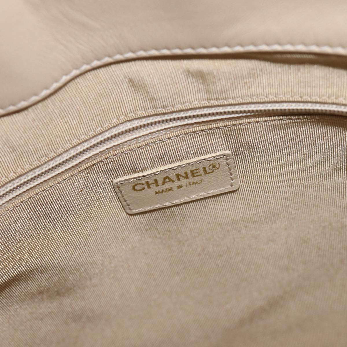 Chanel Beige Patent Leather Handbag (Pre-Owned)