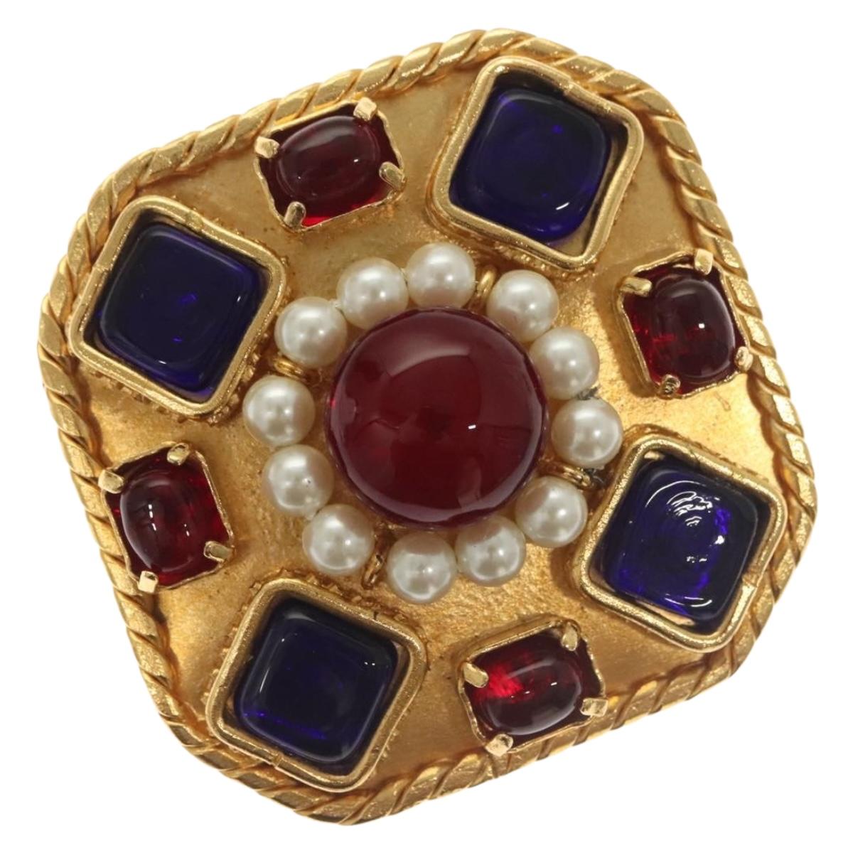 Chanel Gripoix Gold Gold Plated Brooch Jewelry (Pre-Owned)