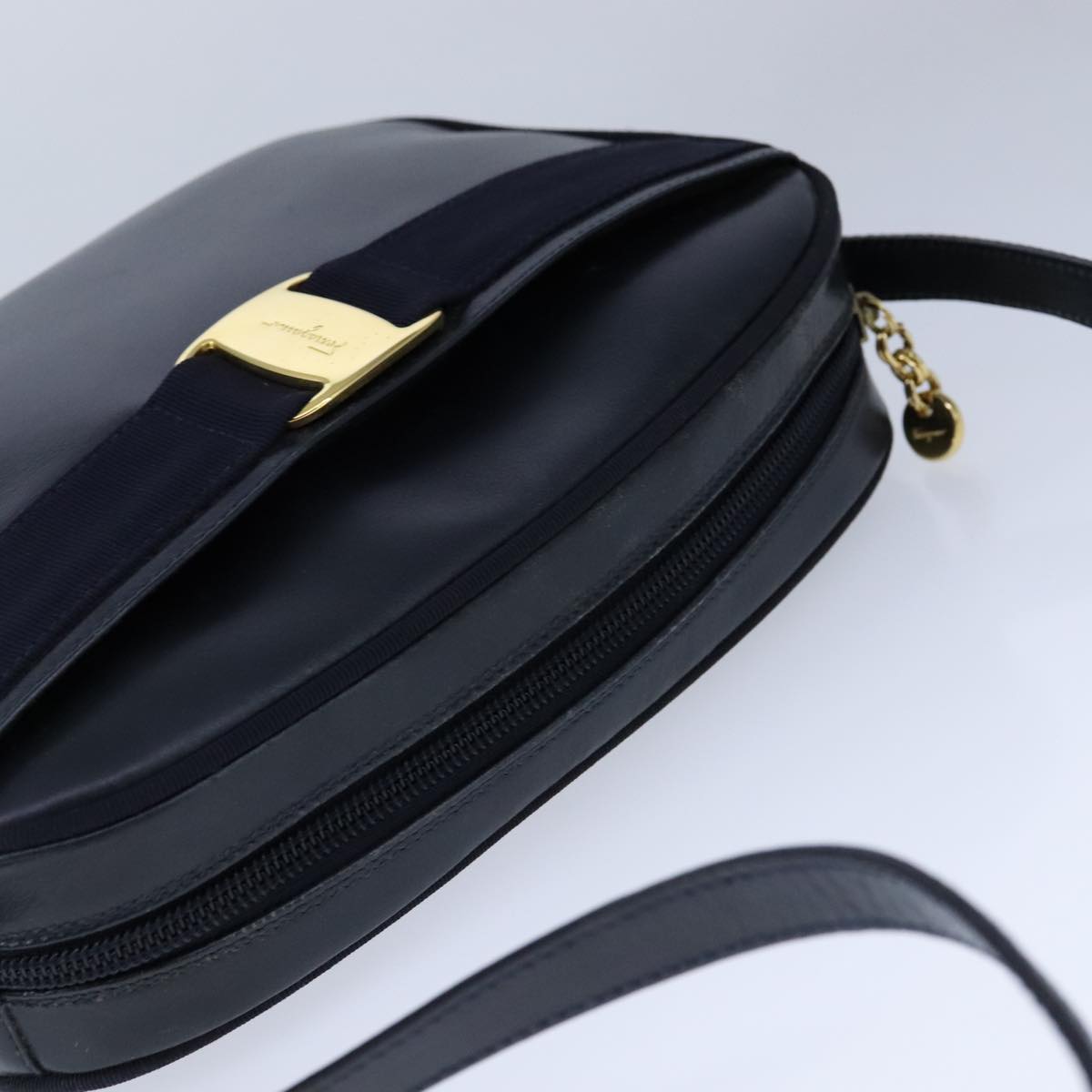 Salvatore Ferragamo Vara Navy Leather Shoulder Bag (Pre-Owned)