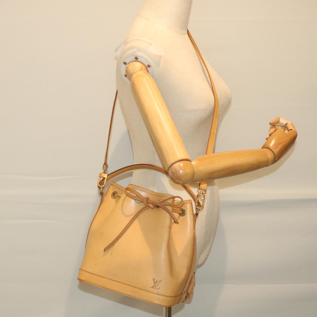 Louis Vuitton Noe Beige Leather Handbag (Pre-Owned)