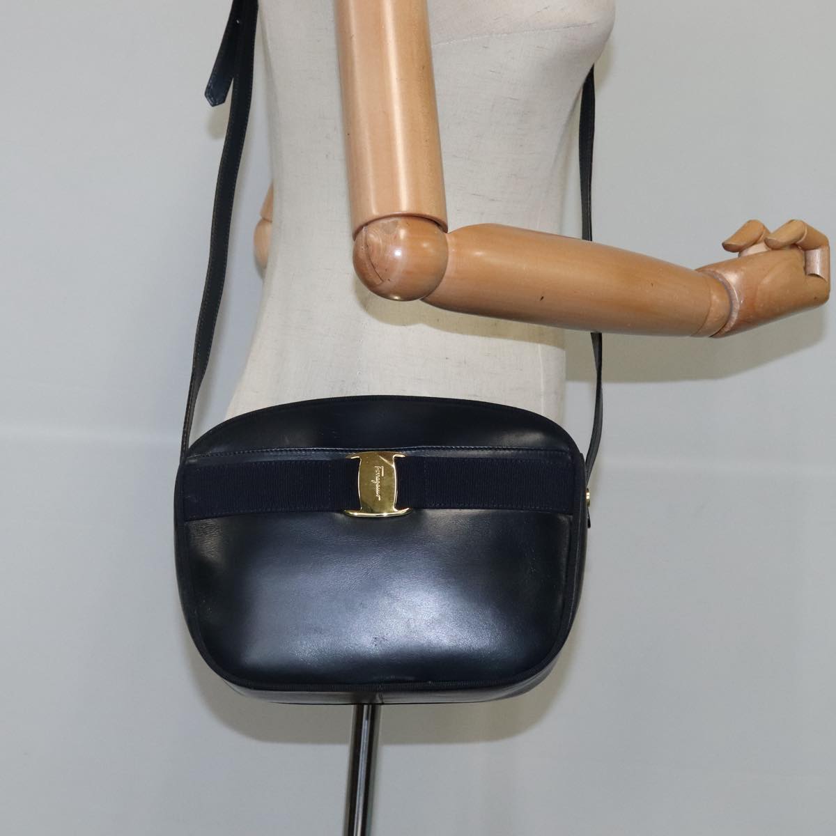 Salvatore Ferragamo Vara Navy Leather Shoulder Bag (Pre-Owned)