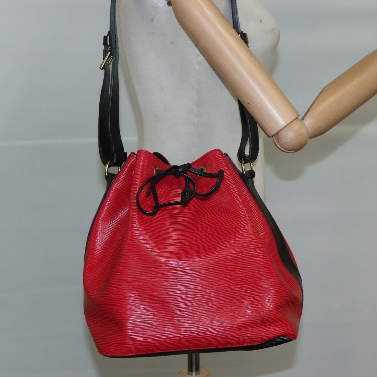 Louis Vuitton Noe Red Leather Shoulder Bag (Pre-Owned)