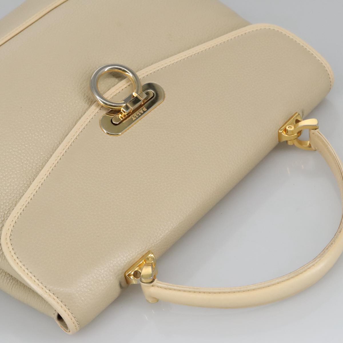 Bally Beige Leather Handbag (Pre-Owned)
