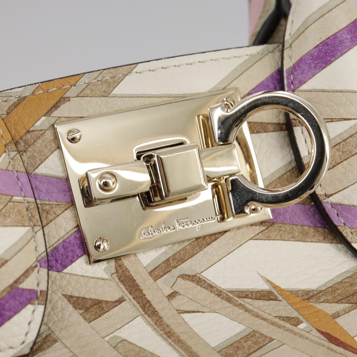 Salvatore Ferragamo Studio Beige Leather Handbag (Pre-Owned)