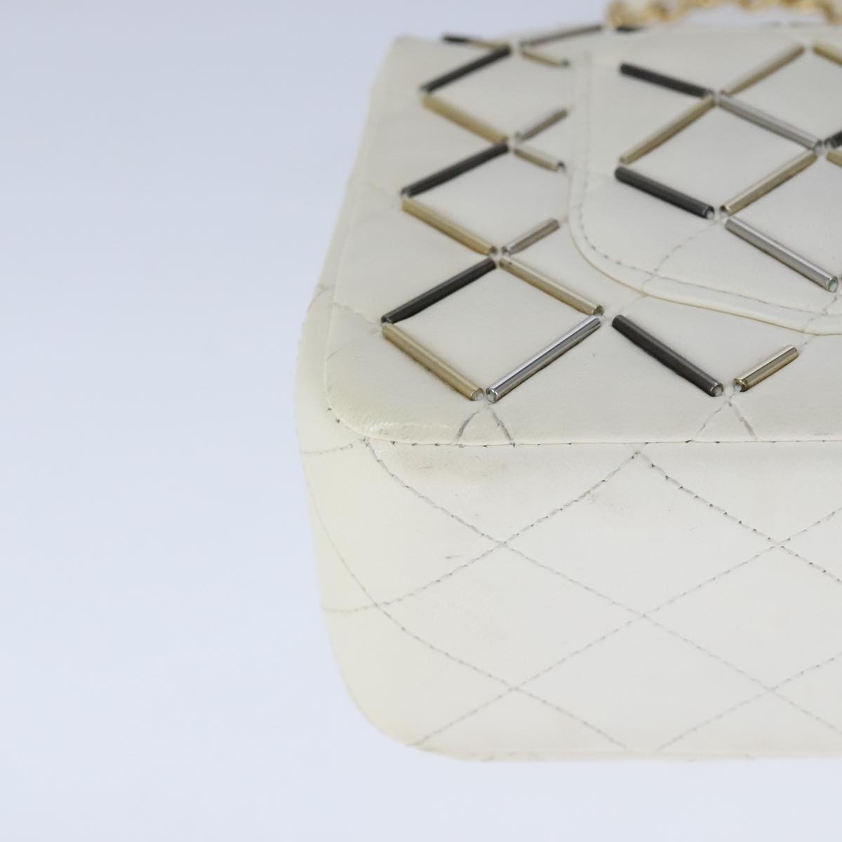 Chanel Timeless White Leather Shoulder Bag (Pre-Owned)