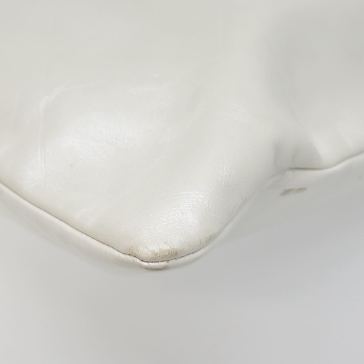 Chanel Matelassé White Leather Handbag (Pre-Owned)